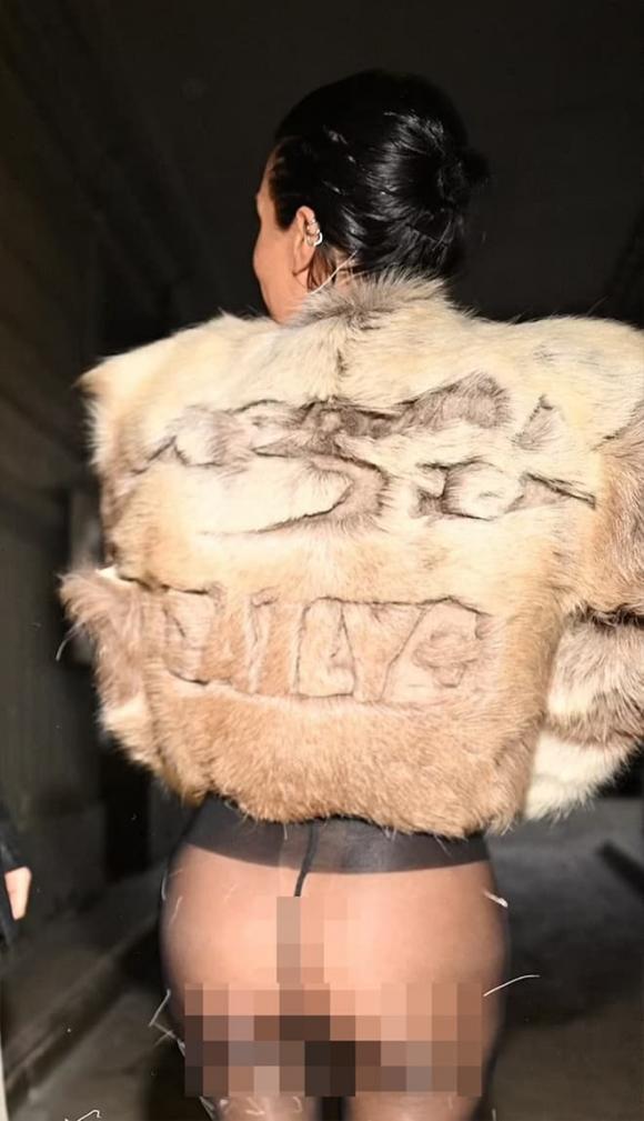 View - Vợ mới của Kanye West có thể đối mặt với án tù hoặc bị phạt nặng khi tiếp tục ăn mặc hở hang trong chuyến đi chơi ở Paris