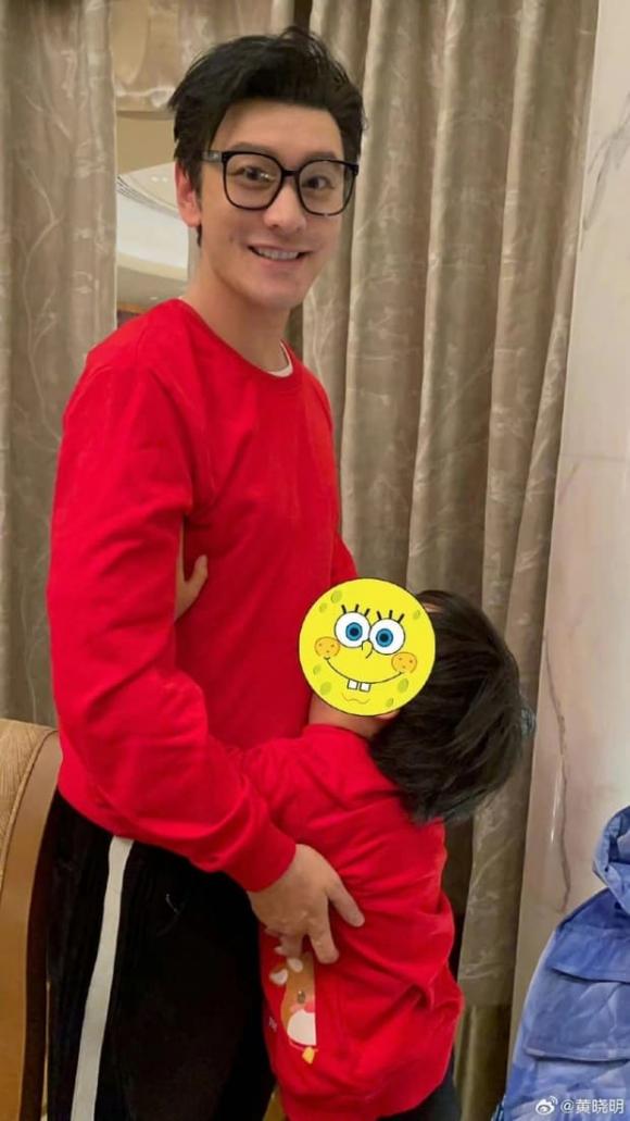 View - Angelababy khoe ảnh sinh nhật bên người thân nhưng ngoại hình của con trai Tiểu Bọt Biển mới 'chiếm sóng' 