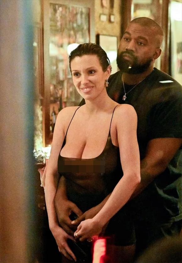 View - Vợ mới của Kanye West hoàn toàn không mặc đồ lót, cố gắng che đậy bằng một chiếc điện thoại