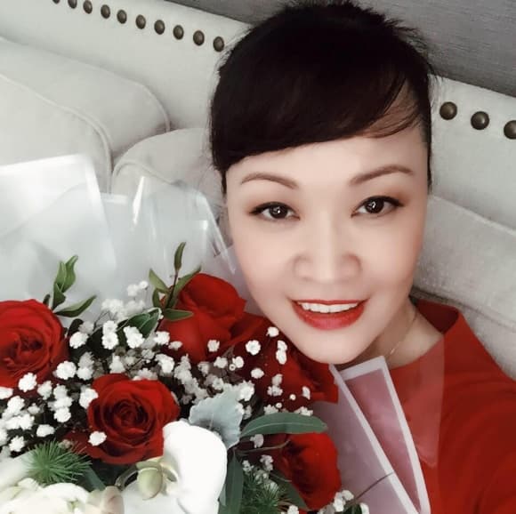 View - Cô là chị gái ruột kín tiếng của danh hài Vân Dung, từng đi thi Hoa hậu, hiện tại vẫn rất xinh đẹp và sành điệu ở tuổi 50 