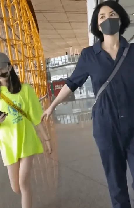 View - Vương Phi và Lý Yên xuất hiện ở sân bay: Sao nữ mặc bộ liền thân đơn giản nhưng cao cấp, con gái 'hở hàm ếch' năm nào giờ thời trang hơn mẹ