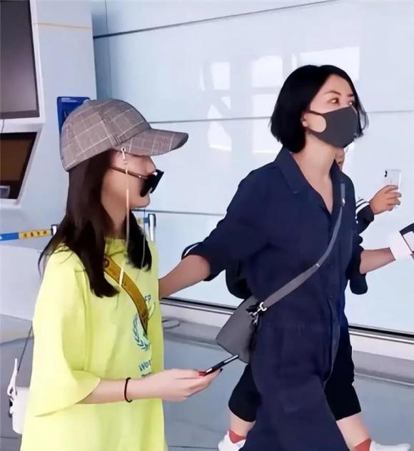 View - Vương Phi và Lý Yên xuất hiện ở sân bay: Sao nữ mặc bộ liền thân đơn giản nhưng cao cấp, con gái 'hở hàm ếch' năm nào giờ thời trang hơn mẹ