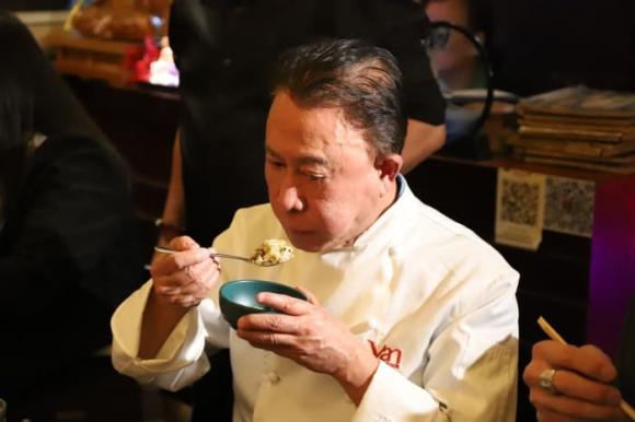 View - Vua đầu bếp Martin Yan đến thăm nhà hàng chay của Phi Nhung, còn làm điều này cho cố ca sĩ