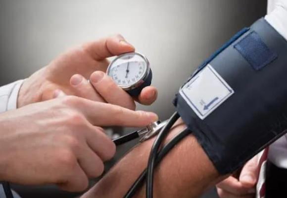 Khi đo huyết áp nên đo ở tay trái hay tay phải? đo huyết áp, huyết áp