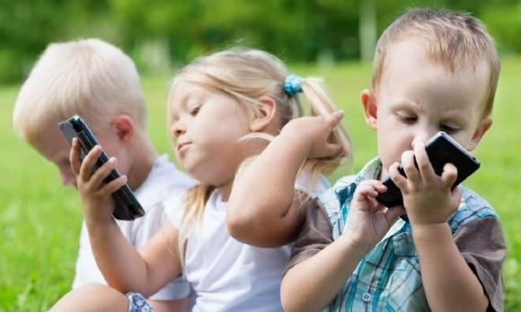 trẻ dùng điện thoại cảm ứng, trẻ nhỏ, siêng con cái, trẻ em cấm nghịch ngợm năng lượng điện thoại