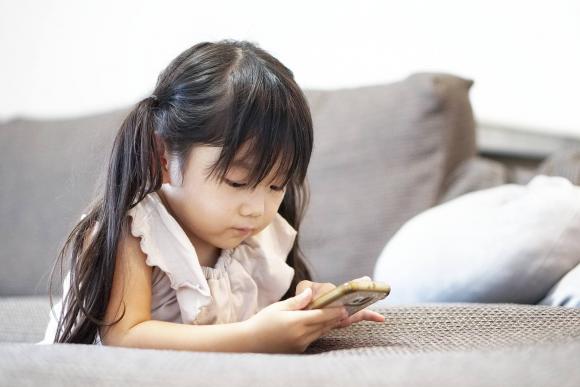 trẻ dùng điện thoại cảm ứng, trẻ nhỏ, siêng con cái, trẻ em cấm nghịch ngợm năng lượng điện thoại