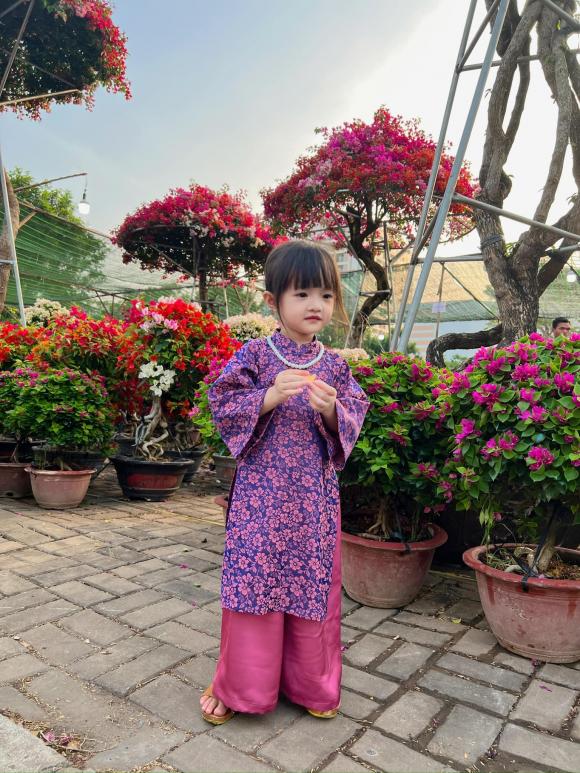 View - Con gái Đông Nhi gây sốt khi diện áo dài: Ngày càng ra dáng thiếu nữ, loạt biểu cảm đáng yêu gây lụi tim