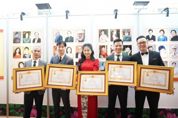 View - Nghệ sĩ 2 miền Nam - Bắc tưng bừng hội ngộ tại Lễ trao tặng danh hiệu NSƯT, NSND lần thứ 10