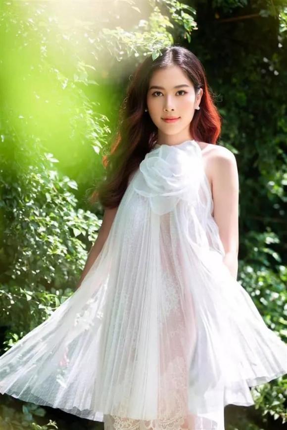Hoa khôi Nam Em,sao Việt