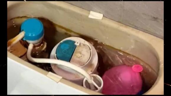 View - Đặt một quả bóng bay vào nhà tắm theo cách này, không tốn một xu lại khử được mùi hôi, sạch đường ống cống