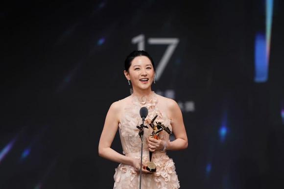 View - Khoác chiếc váy hoa lộng lẫy trên thảm đỏ, 'Nàng Dae Jang Geum' Lee Young Ae đẹp xuất sắc bất chấp tuổi U60 