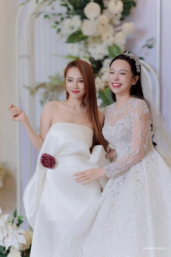 View - Nhã Phương cùng dàn sao của 'Vũ trụ VFC' dự đám cưới diễn viên Kim Oanh