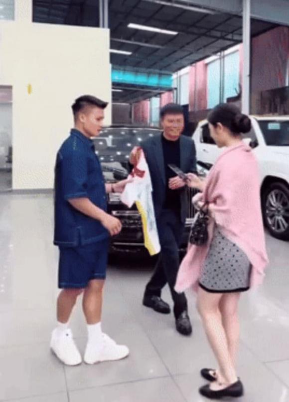 View - Chu Thanh Huyền và Quang Hải bị bắt gặp, khẩn khoản nhờ dân mạng một việc trước đám cưới