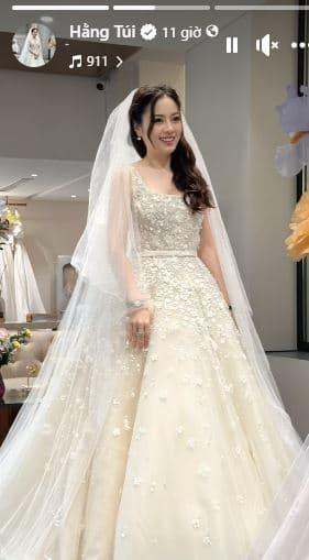 View - Một hot mom nổi tiếng mặc váy cưới nửa tỷ giống Son Ye Jin, dân tình đồn đoán sắp tổ chức cưới chồng lần 3? 