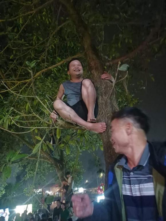 View - Sao Việt 19/3: Cậu ruột Hòa Minzy trèo lên cây để nghe cháu hát; Ngọc Trinh khoe lưng trần gợi cảm khi dự tiệc 