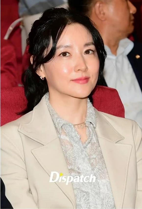 View - Lee Young Ae 53 tuổi mới cắt tóc ngắn trông trẻ ra 10 tuổi, mặc áo khoác da và váy, đẹp đến mức nhìn như một người khác
