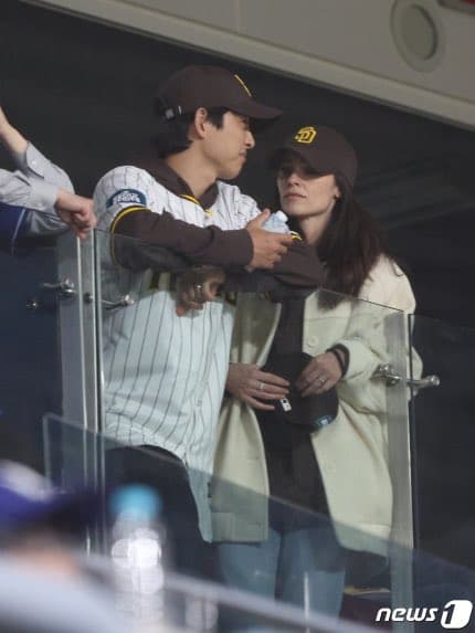 View - Song Hye Kyo bị réo gọi khi Song Joong Ki sánh đôi bên vợ Tây, anh còn làm một điều trước đây chưa từng làm với cô