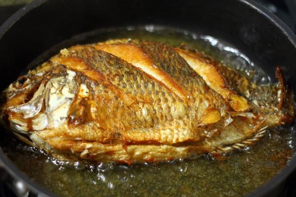 rán cá, rán cá trước khi nấu, món ngon 