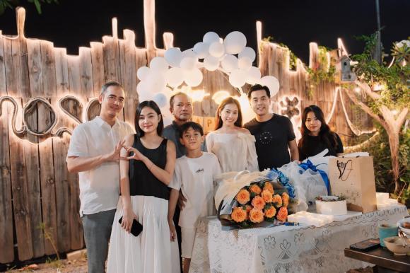 View - Dương Khắc Linh được bạn bè cùng người thân tổ chức sinh nhật hoành tráng, khoảnh khắc tình cảm bên bà xã gây sốt 