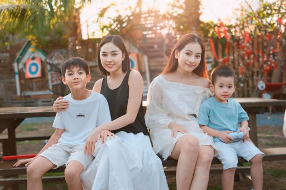 View - Dương Khắc Linh được bạn bè cùng người thân tổ chức sinh nhật hoành tráng, khoảnh khắc tình cảm bên bà xã gây sốt 