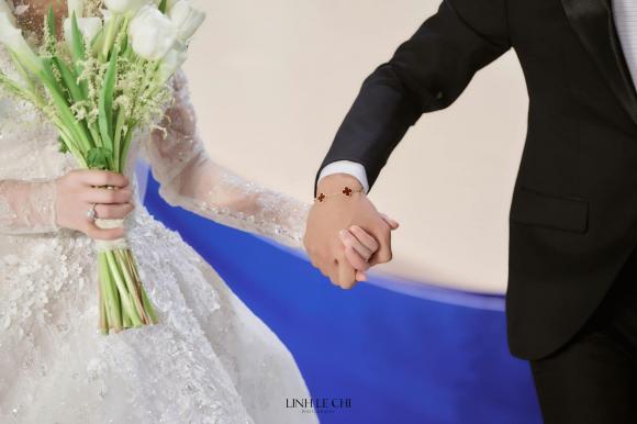 View - Quang Hải đeo phụ kiện 'nữ tính' trong đám cưới, dân tình đoán: 'Đeo hộ vợ'