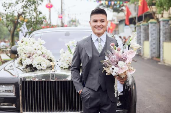View - Quang Hải đeo phụ kiện 'nữ tính' trong đám cưới, dân tình đoán: 'Đeo hộ vợ'