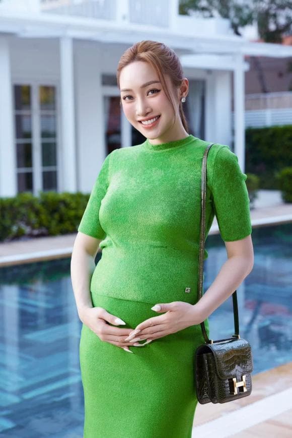 View - Bà xã Chi Bảo tự tin diện váy ngắn cũn cỡn ôm sát cơ thể, 'đọ sắc' cùng dàn người đẹp giữa lúc mang thai vẫn chẳng kém cạnh