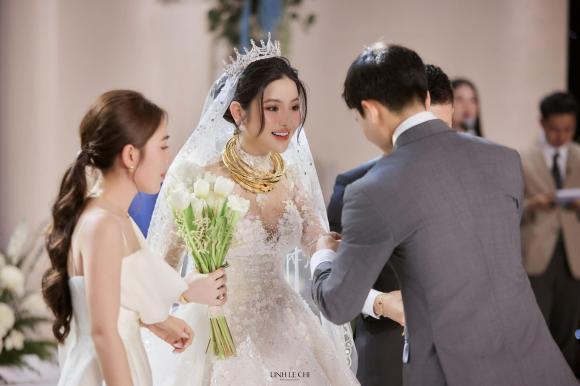 View - Chu Thanh Huyền được trao của hồi môn 'trĩu cổ' trong đám cưới Quang Hải, dân mạng soi chi tiết 'gãy kiềng'