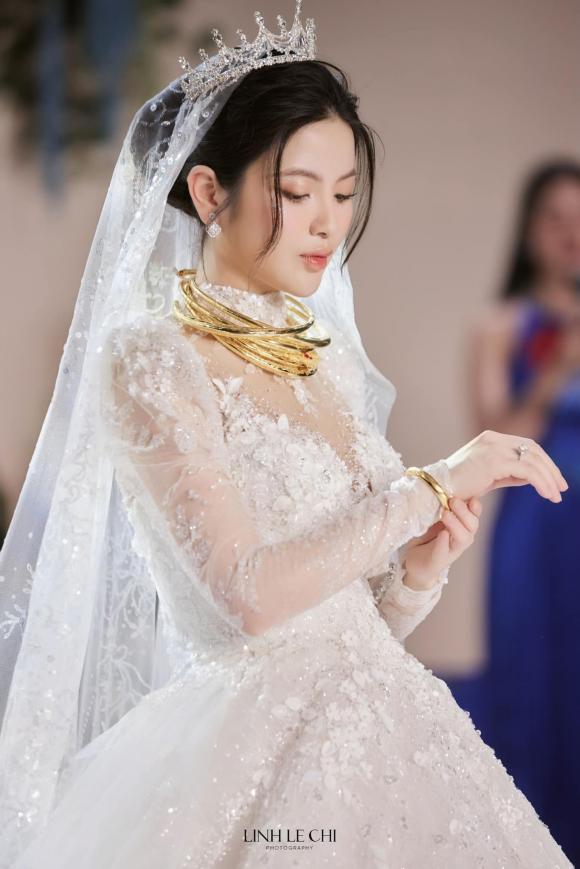 View - Chu Thanh Huyền được trao của hồi môn 'trĩu cổ' trong đám cưới Quang Hải, dân mạng soi chi tiết 'gãy kiềng'