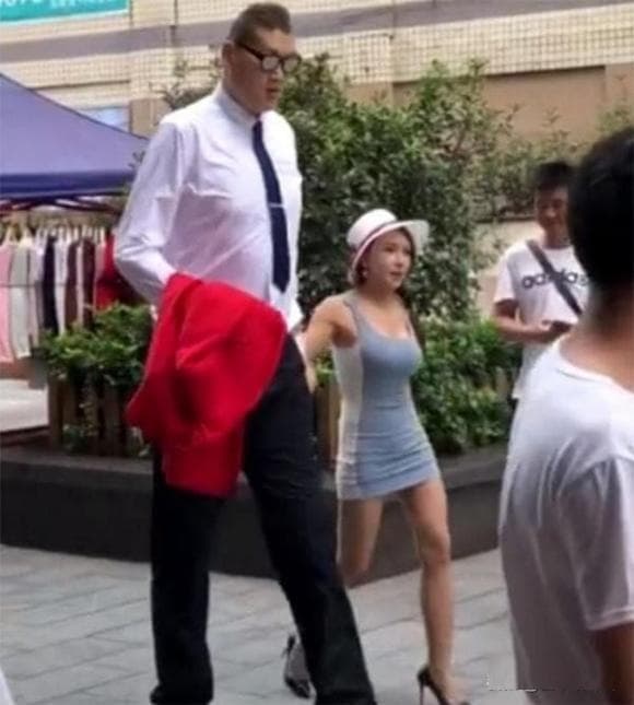 View - Cô trở nên nổi tiếng nhờ vai diễn 'Phan Kim Liên', ban đầu hẹn hò với một người đàn ông lùn 1 mét, sau đó chia tay và yêu người cao hơn 2 mét 
