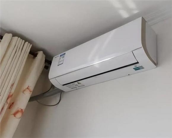 bật điều hòa, chậu nước