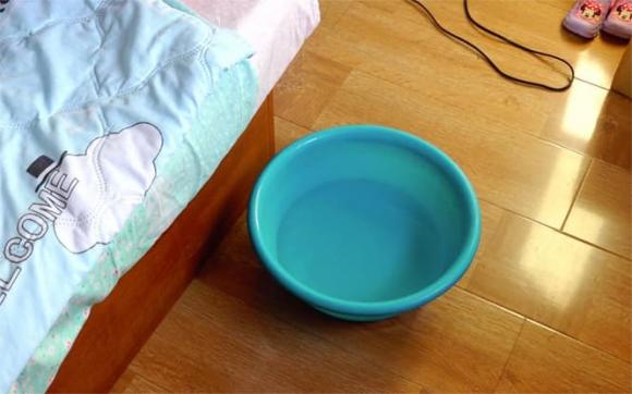 bật điều hòa, chậu nước