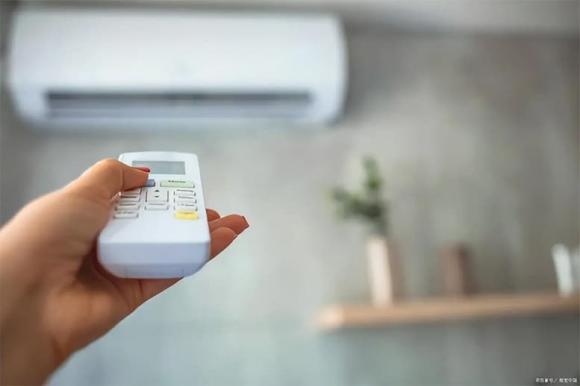 bật điều hòa, chậu nước
