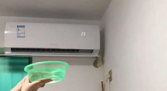 bật điều hòa, chậu nước