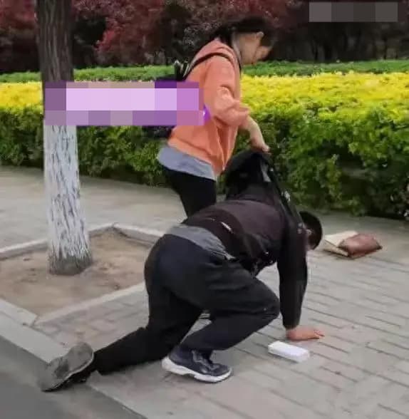 mua iPhone, con gái và bố, quỳ xuống