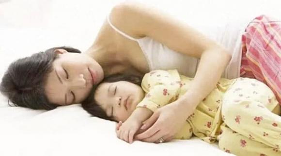 trẻ ngủ với mẹ, trẻ ngủ với bà, nuôi dạy con cái