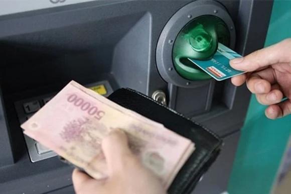 ATM, máy rút tiền tự động, trong cây ATM có bao nhiêu tiền