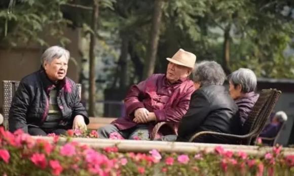 nghỉ hưu, 2 loại tiền không nên cho con, sau khi nghỉ hưu, người già, giúp con cái, tiền lương hưu