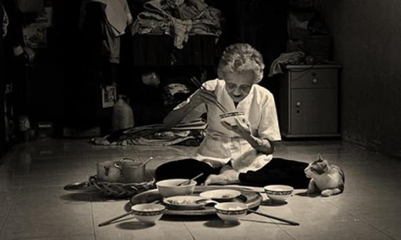 Người già, sống một mình, sống thọ