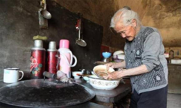 Người già, sống một mình, sống thọ