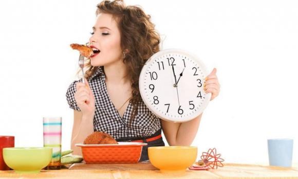 thói quen ăn tối có lợi, nên ăn tối giờ nào, lưu ý khi ăn tối