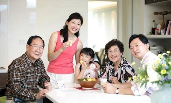 người cao tuổi, người già, thói quen tích trữ đồ đạc của người cao tuổi