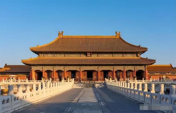 Tử Cấm Thành, chim ị