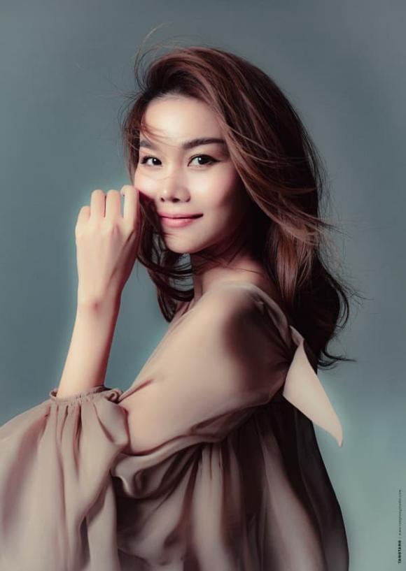 Siêu mẫu Thanh Hằng, hoa hậu Hương Giang, Miss Universe, sao Việt