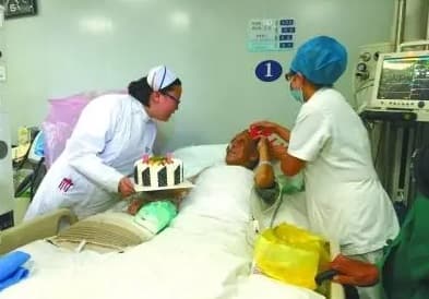 Người già nằm liệt giường, người cao tuổi, người cao tuổi nằm liệt giường
