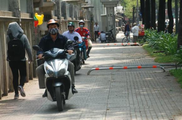 vỉa hè, đi trên vỉa hè, dắt xe trên vỉa hè, kiến thức 