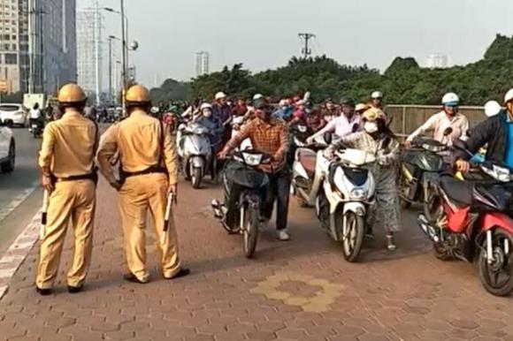 vỉa hè, đi trên vỉa hè, dắt xe trên vỉa hè, kiến thức 