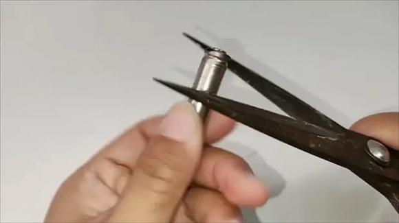 kéo bị cùn, cục pin đã qua sử dụng, cách khắc phục khiến kéo sắc bén trở lại