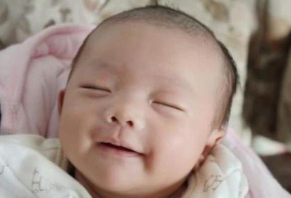 trẻ sơ sinh, lý giải trẻ sơ sinh hay cười khi ngủ, trẻ nằm mơ