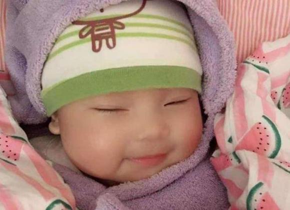 trẻ sơ sinh, lý giải trẻ sơ sinh hay cười khi ngủ, trẻ nằm mơ